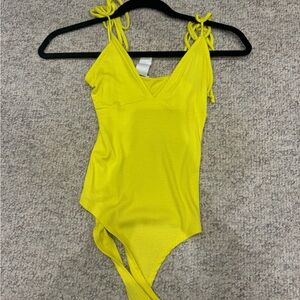 New shirt with tags, yellow bodysuit from fashion nova!